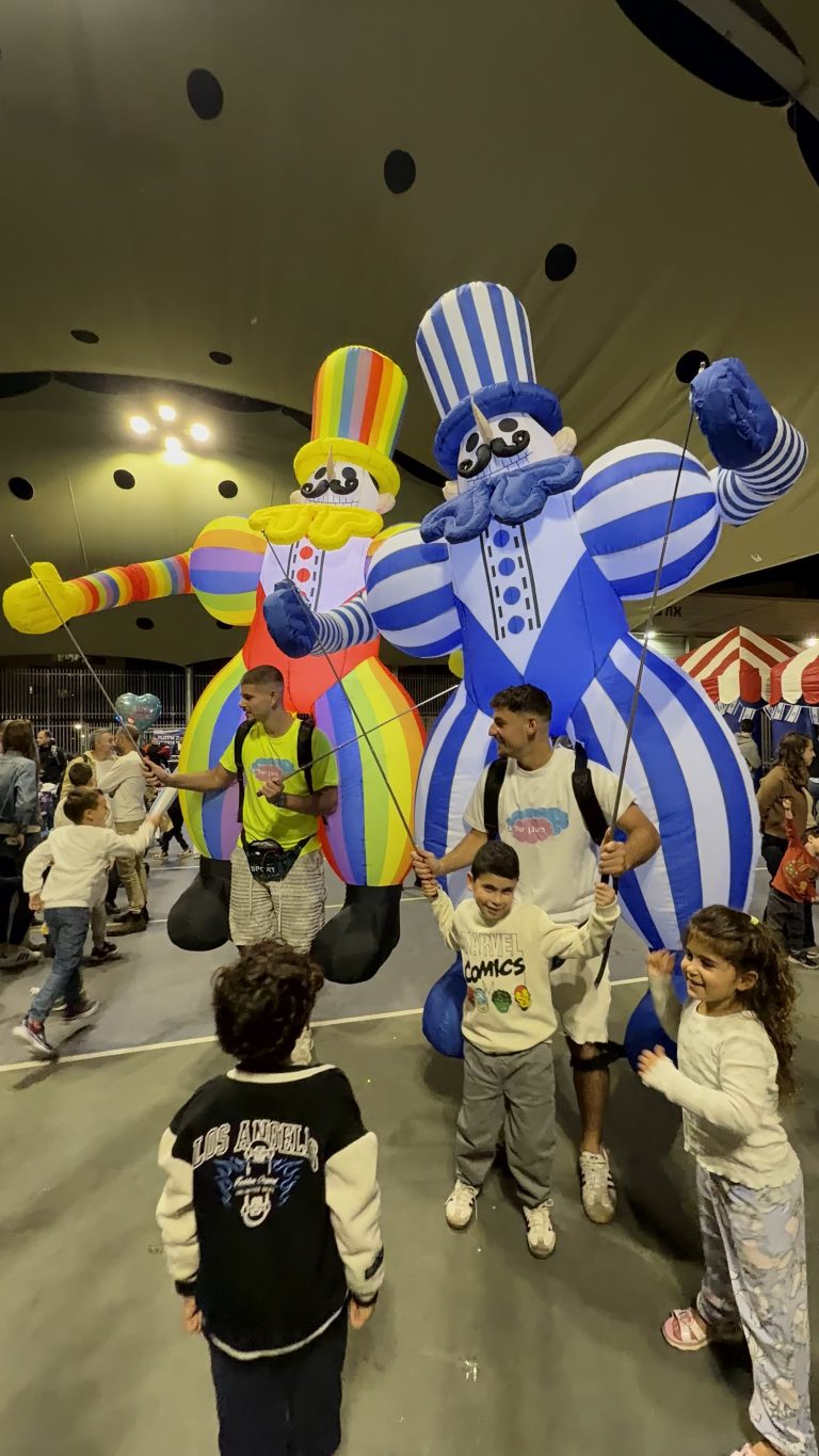 שתי דמויות מתנפחות בכחול-לבן עם ילדים