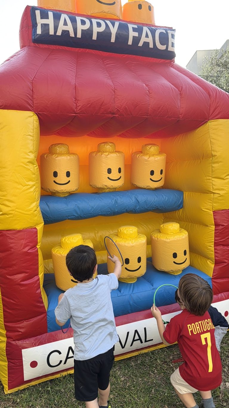 ילדים משחקים במתקן קרנבל 'Happy Face' בעיצוב לגו