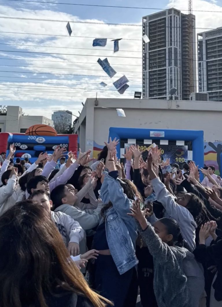 קהל זורק כרטיסים באוויר ליד מתקני משחק