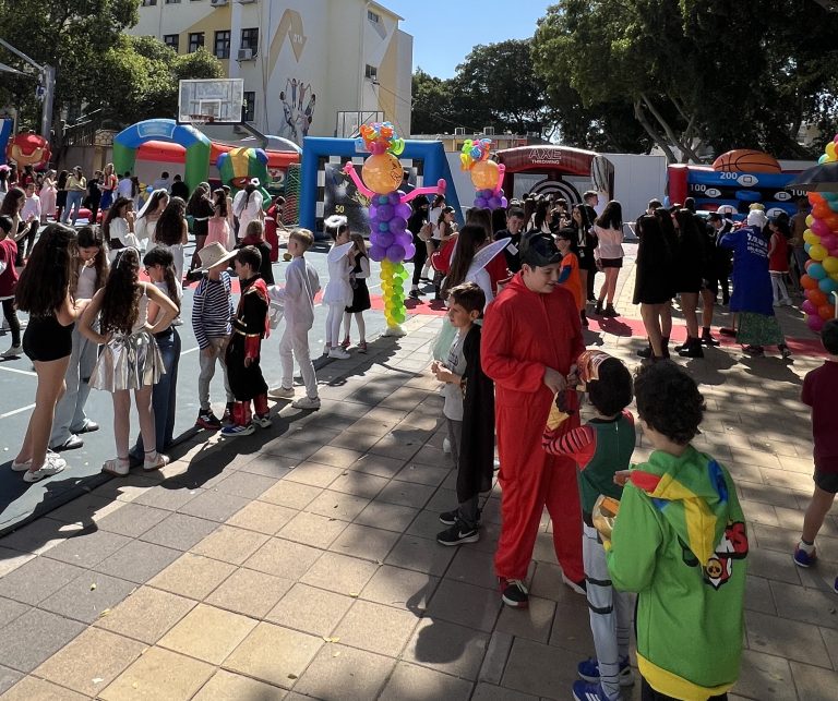 קהל מתחפשים מתאסף במגרש בית הספר