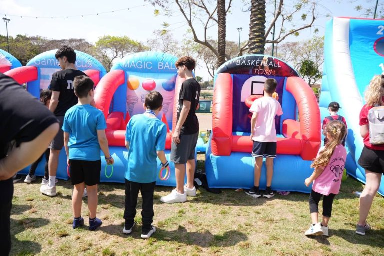 ילדים משחקים במתקני ספורט מתנפחים באירוע מרוץ רעננה