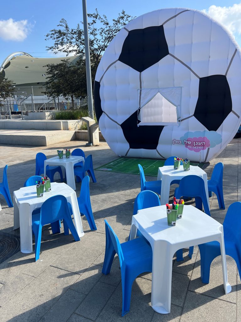 אוהל מתנפח בעיצוב כדור רגל ופינת פעילות במגרש