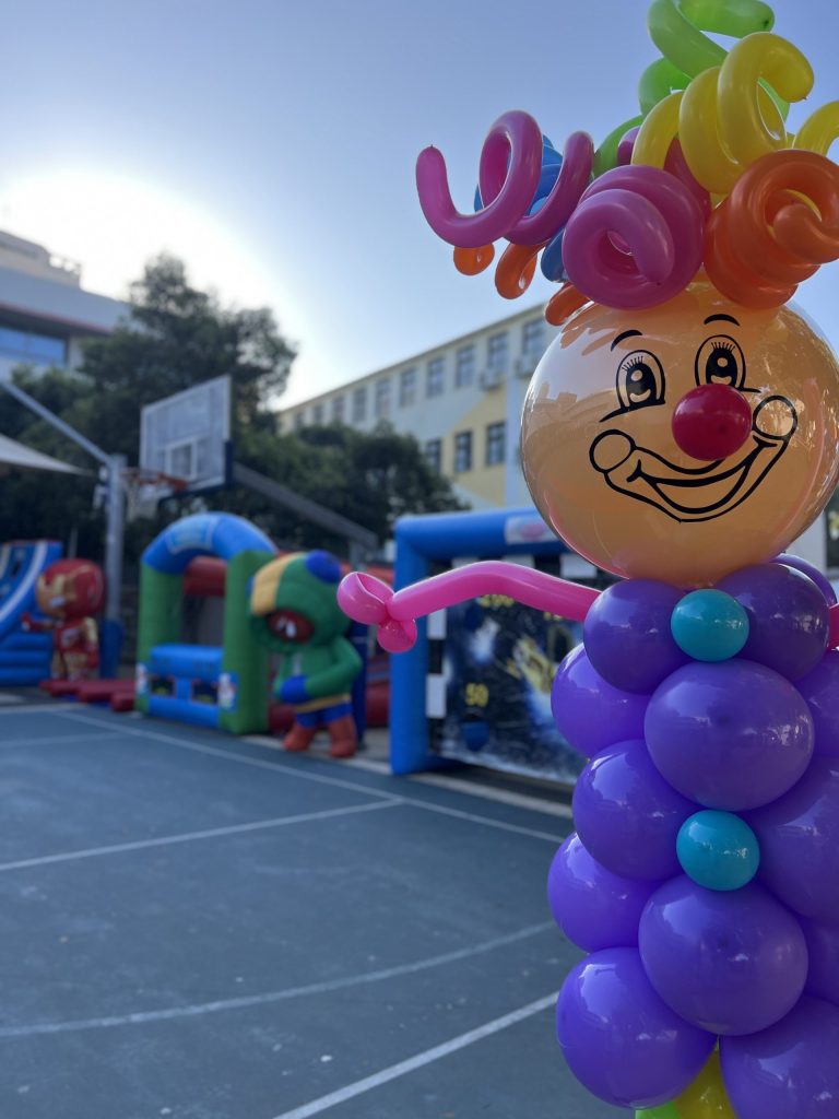 דמות ליצן בלונים צבעונית באירוע פורים