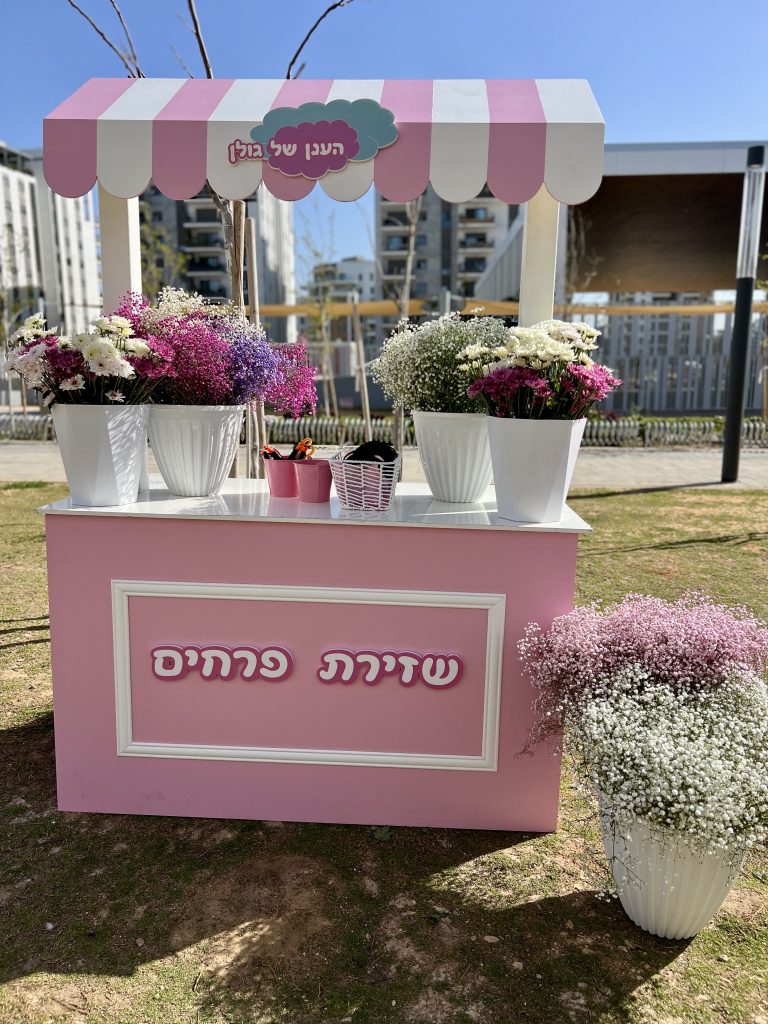 דוכן שזירת פרחים צבעוני לאירוע שבועות