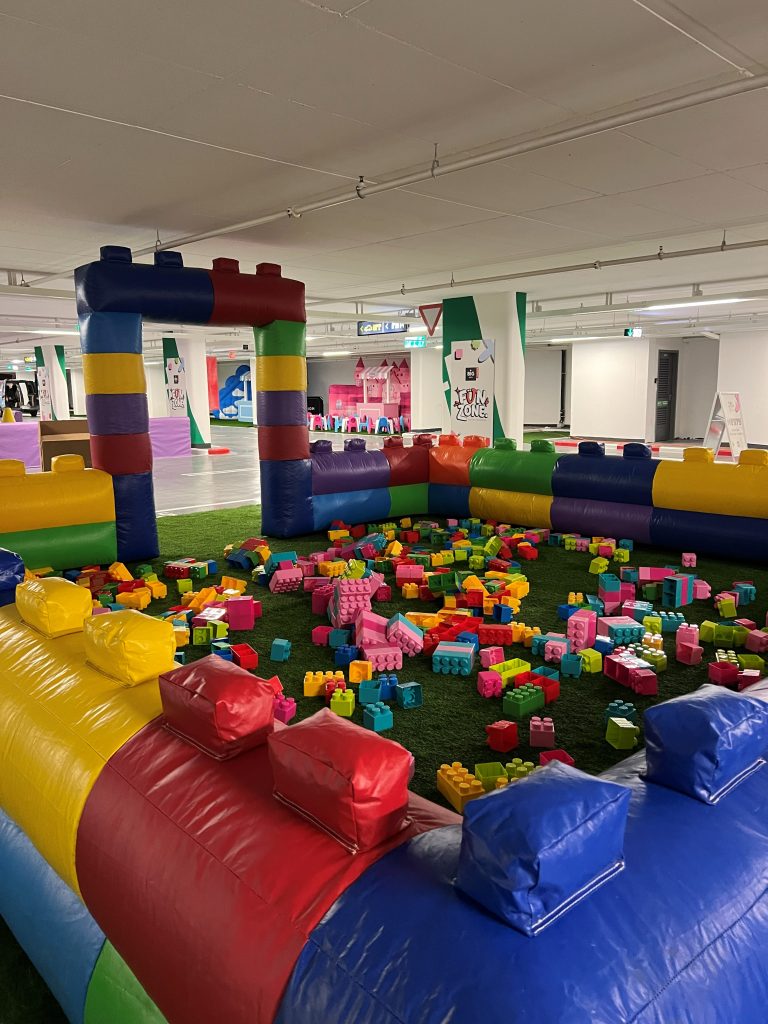 אזור משחק עם קוביות ענק צבעוניות במתחם FUN ZONE