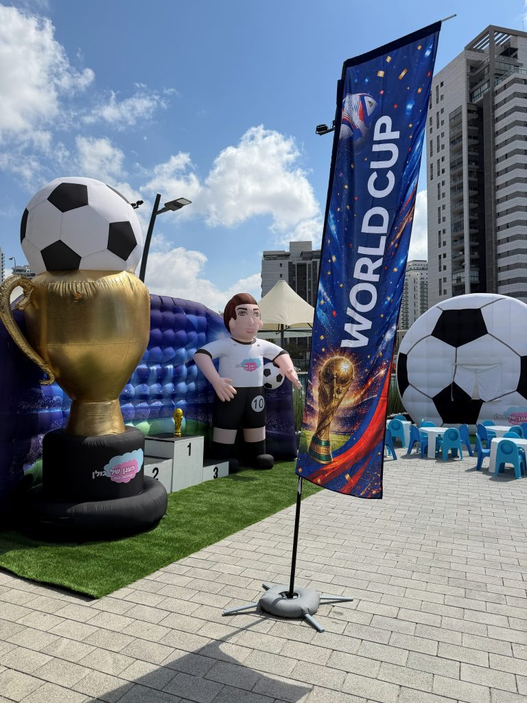 תפאורת מונדיאל עם גביע ענק ודגלון World Cup באירוע פתיחת הקיץ