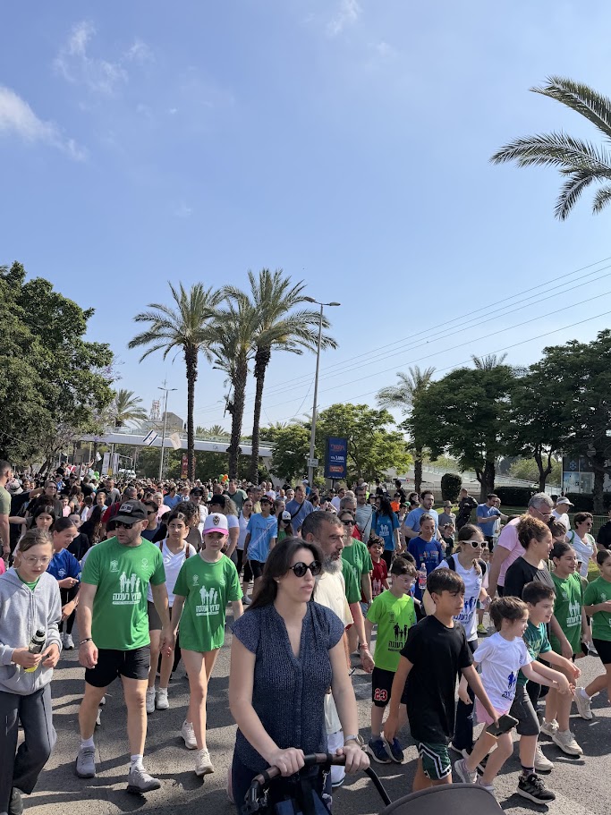 קהל רצים בחולצות ירוקות באירוע מרוץ רעננה