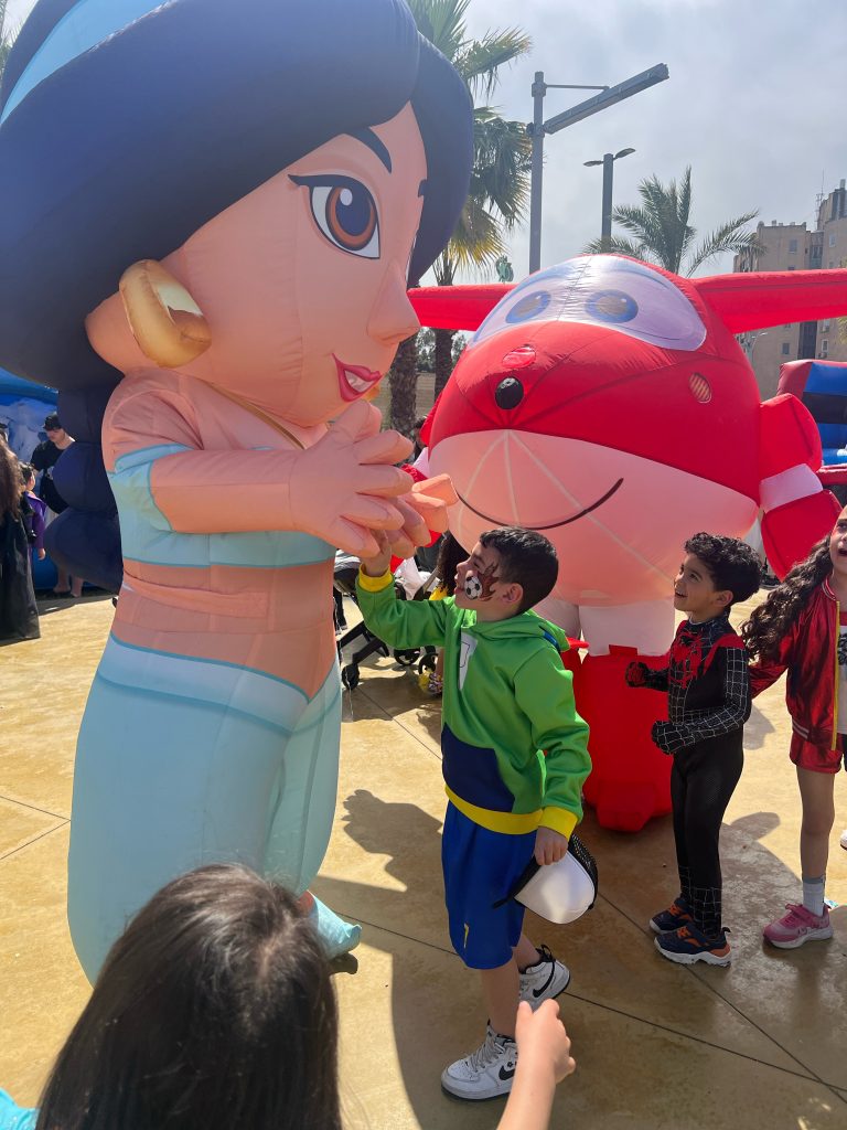 דמויות מתנפחות ענק של נסיכה ומטוס באירוע פורים בקניון סטאר אשדוד
