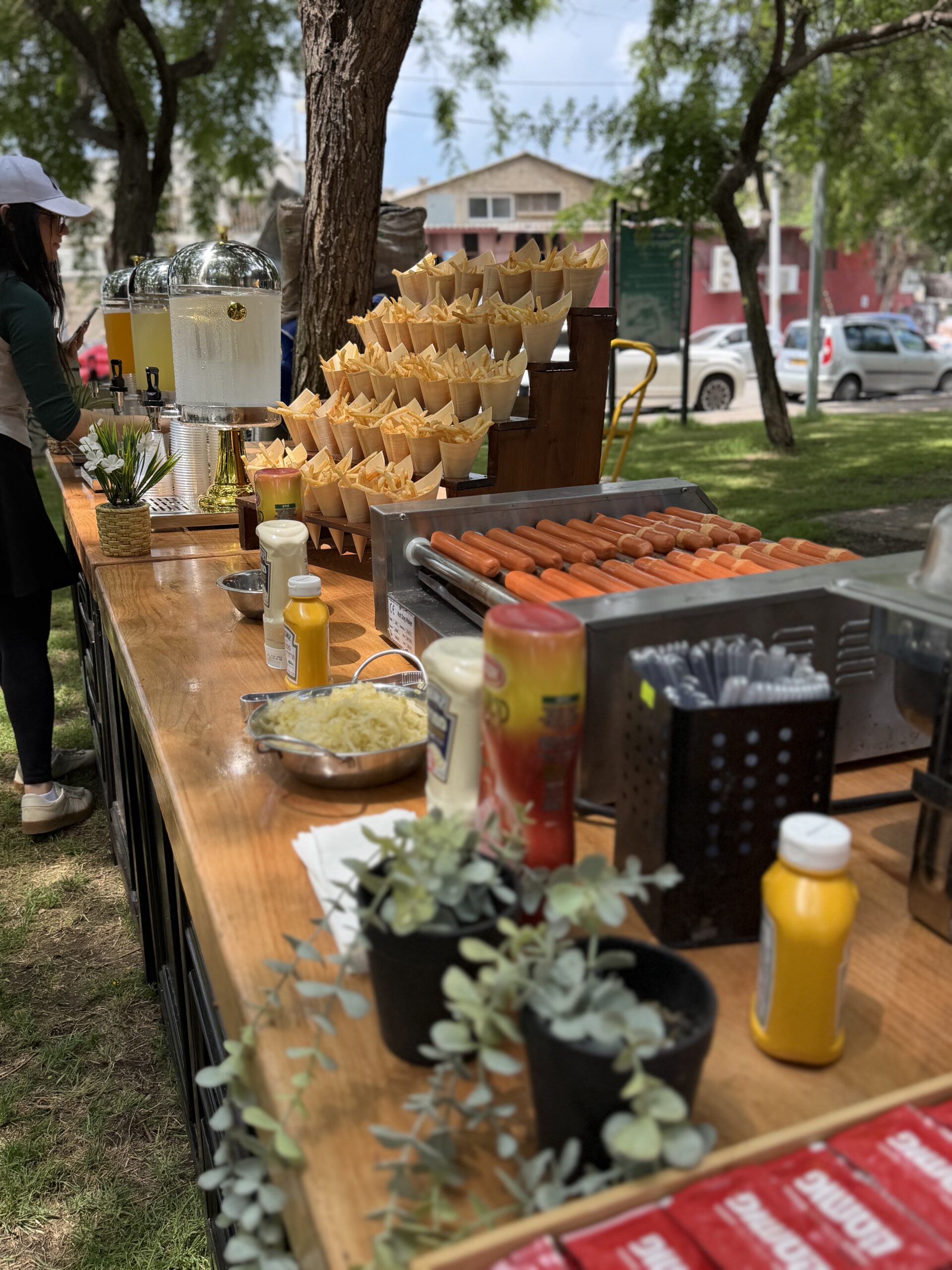 עמדת נקניקיות בלחמנייה ומשקאות קלים על דלפק עץ
